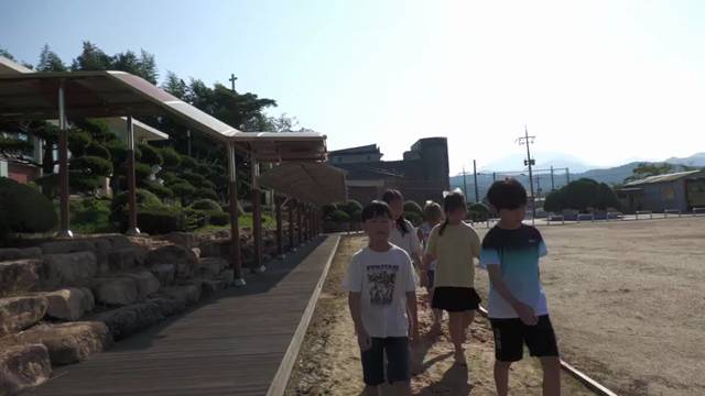 앞서거니 뒤서거니